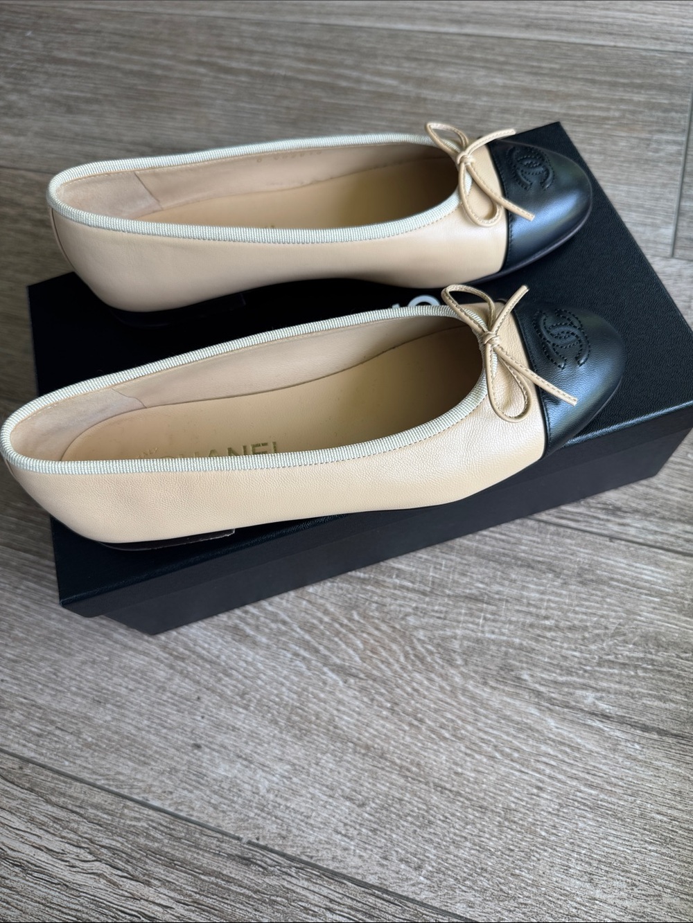 CHANEL Beige and Black Two-Tone Cap-Toe Ballet Flats - Picture 4 of 16